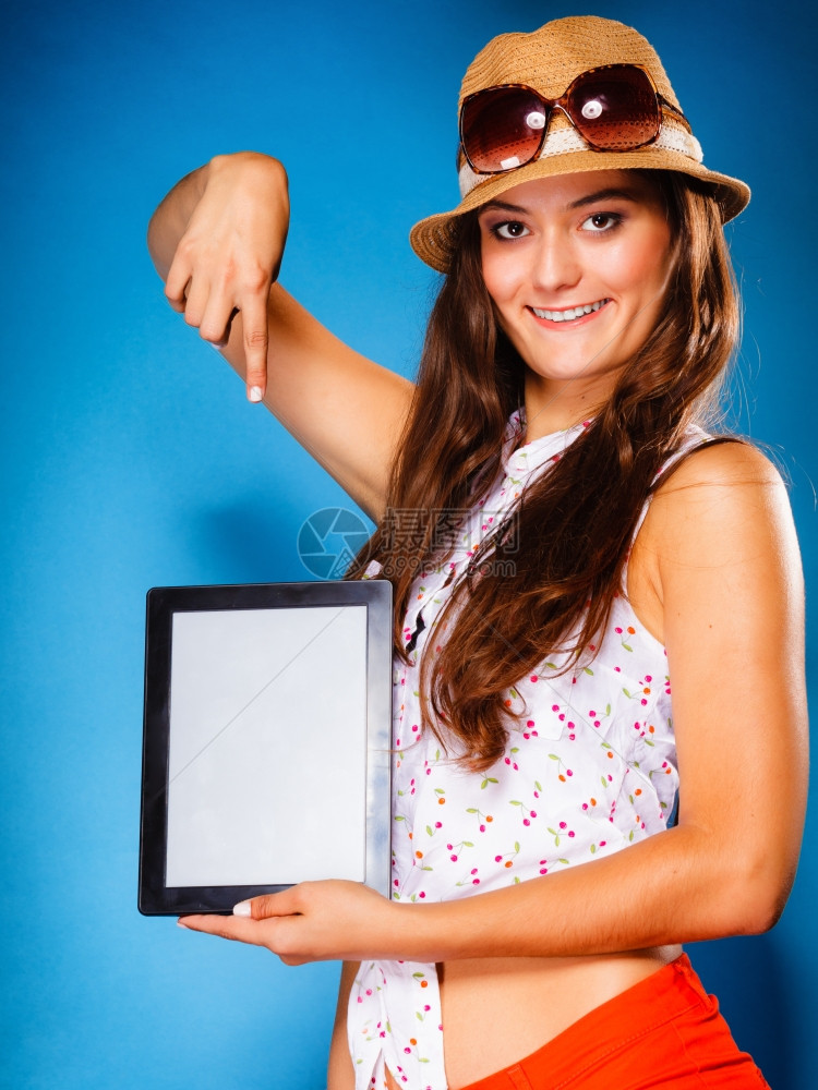 女少展示空白的平板触摸电脑空间屏幕蓝色电子技术图片