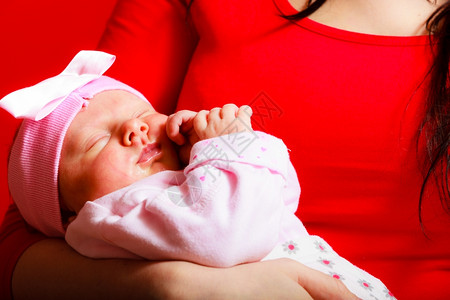 父母亲和爱的概念关闭一个月大的女婴在妈怀抱舒适中举办高清图片素材