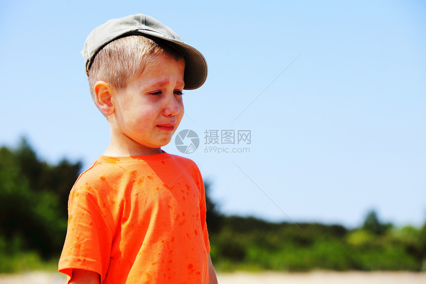 悲哀的孩子哭啼的小男孩肖像户外图片