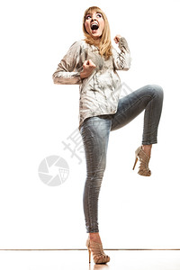 穿着牛仔裤的快乐女人穿着牛仔裤的高跟鞋图片