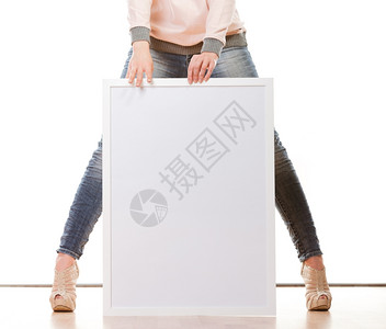 牛仔裤海报广告概念女双腿与空白演示板女模型显示横幅标志的广告牌复制文本空间背景