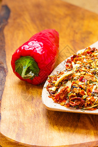 好吃的烹饪热彩色调味品用于木勺上意大利面的混合烹饪素材背景图片