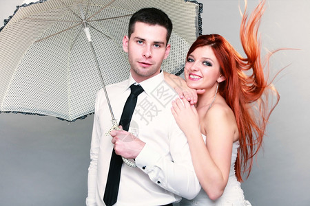 喜庆日幸福的已婚夫妇蓝眼新娘的肖像红发吹在风中婚礼高清图片素材