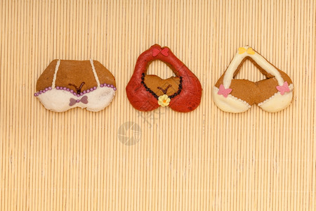 甜点配有西冰和装饰的边框或米竹垫底图片