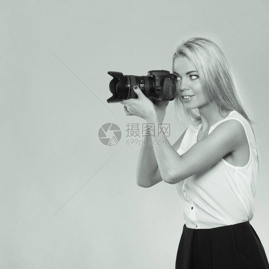 摄影女师拍图片有吸引力的金发美女与相机拍照黑白片图片