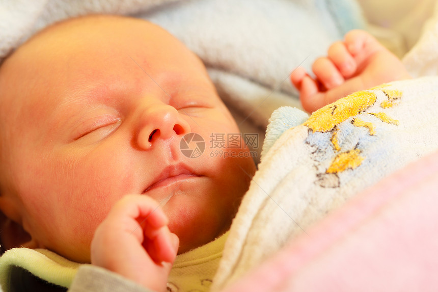 24天睡觉的婴儿女图片