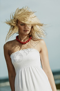 度假旅行和自由概念海滩上穿着白裙子的漂亮女孩美丽的户外肖像风吹发图片