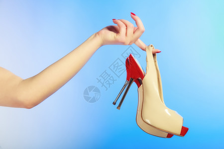 穿高跟鞋的红色女人用蓝手穿的高跟鞋购物销售图片