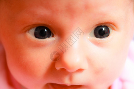 3周后小新生女婴的近脸孔和大睁眼睛图片