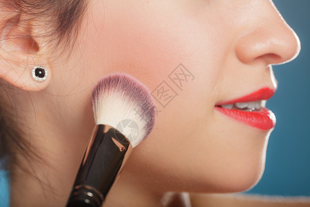 化妆美容程序和概念妇女用刷的化妆脸红图片