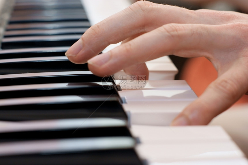 钢琴手键盘图片