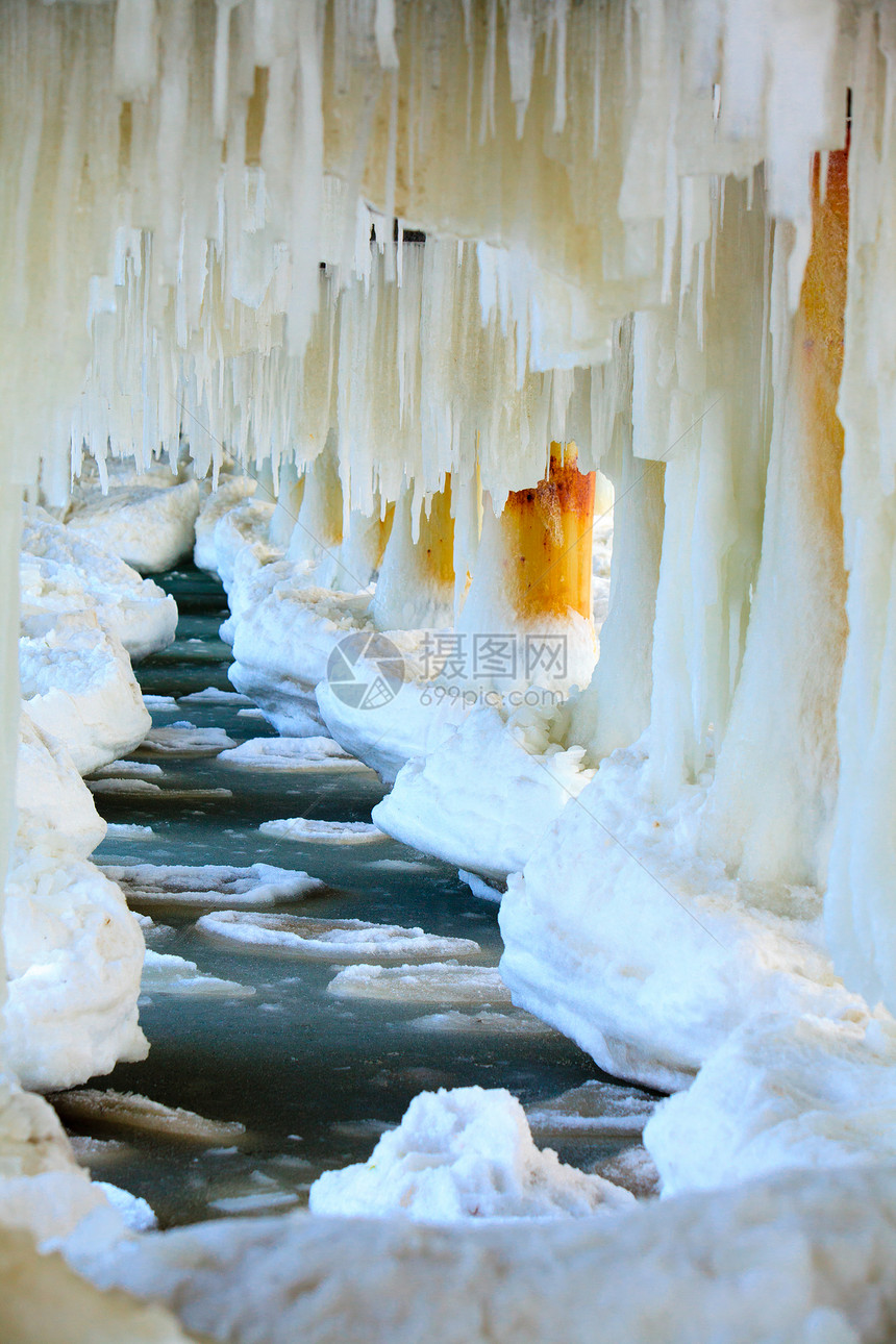 冬季风景靠近波兰格迪尼亚奥洛沃有冰层柱的老码头冷波罗海有雪季节特定图片