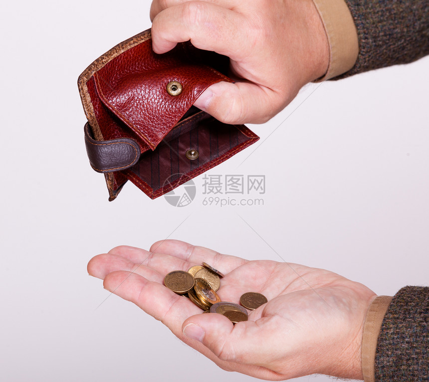 商人因抛光硬币和棕色皮革空钱包被打破金钱在男手中商业概念在金融方面有问题经济贫困图片