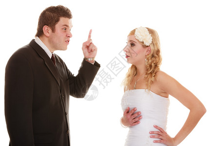 夫妻情侣吵架冲突坏关系女新娘和愤怒的郎打架图片