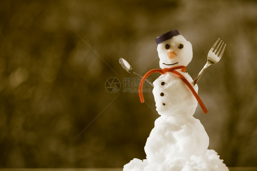 小快乐的圣诞节雪人蓝螺帽顶部的色雪人帽子红围巾外出有叉茶匙的红围巾冬季节模糊背景尖调图片