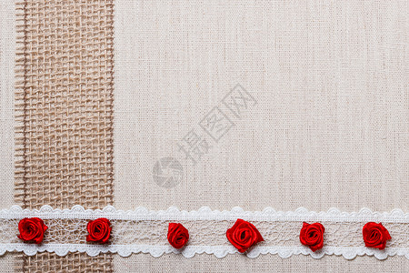 情人节婚礼请柬或贺卡红装饰的丝绸玫瑰花面纱布底带边框背景图片