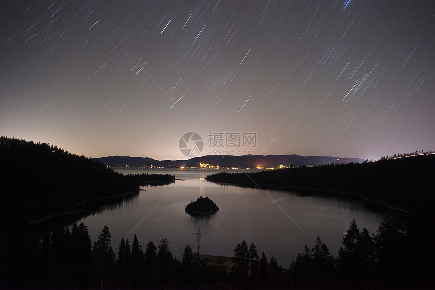 随着地球在夜间旋转恒星在天空中留下足迹图片