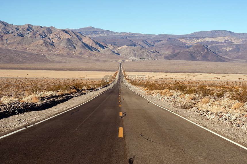 一条通往沙漠的道路图片