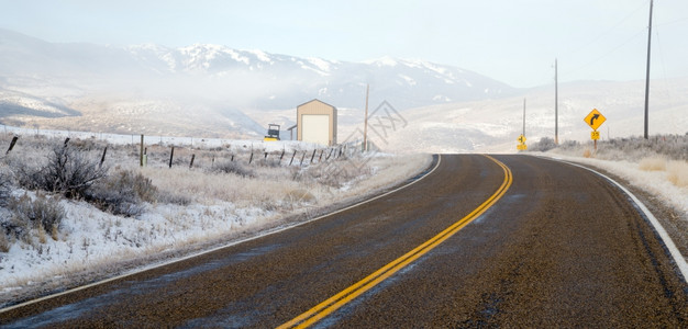 农村冬季的公路风吹过农村图片