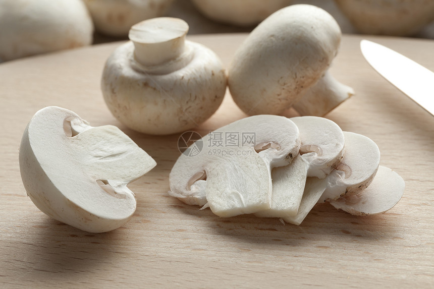 新鲜栗子蘑菇和切片图片