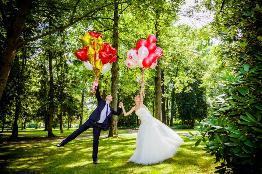 带气球的天主教结婚夫妇图片