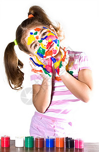 女孩的脸和手被涂漆衬衫抹凌乱高清图片素材