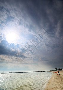 波兰罗的海面和码头上空的蓝色天图片
