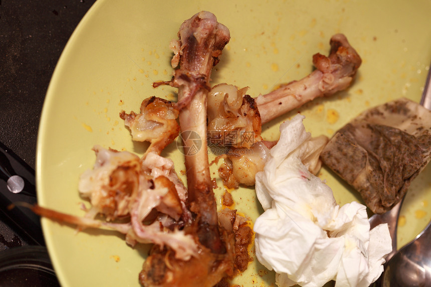 食物剩菜饭吃完后鸡肉骨头的脏盘子图片