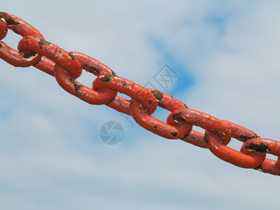 旧的生锈金属钢铁红链条段天云层背景图片