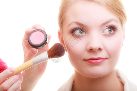 化容美程序和妆概念关闭部分女化妆面部细节用刷子施粗糙的红绿脸背景图片