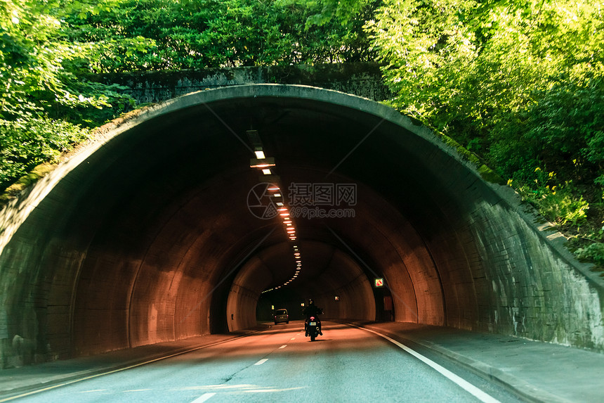 挪威的隧道入口和交通车辆图片