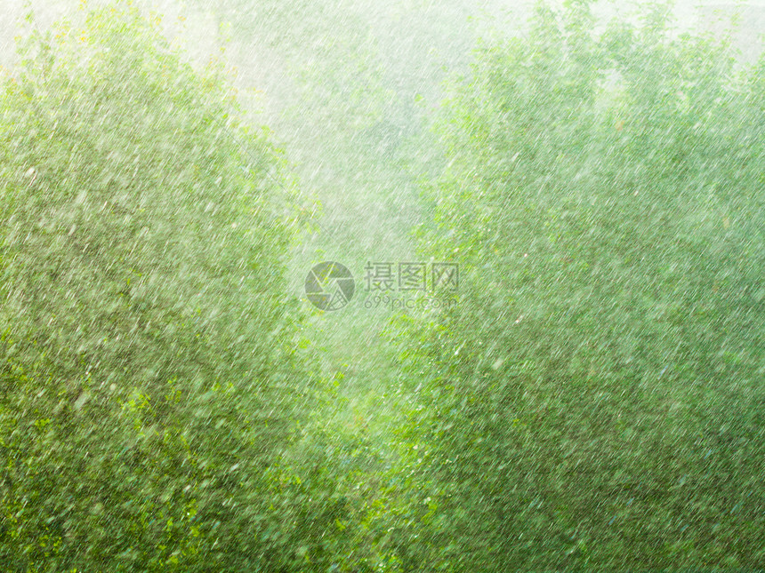 在窗外的夏季雨中水滴在玻璃窗上作为背景纹理图片