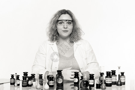 化学女家或生实验室助理或科学研究员具有化学玻璃软件试验瓶图片
