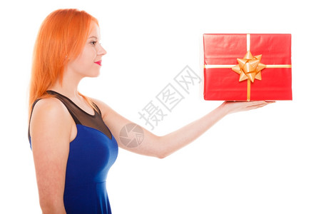 庆祝节日爱与幸福概念的人拿着大红礼盒演播室的头女孩被孤立拍摄背景图片