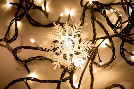 圣诞节灯光上的装饰雪花近照图片
