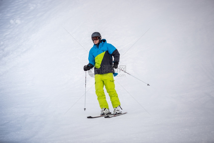 专业滑雪者在度假胜地下坡上滑雪图片
