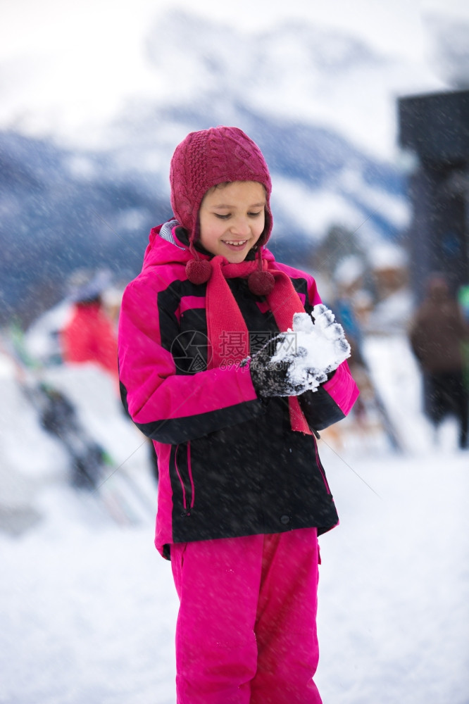 美丽的女孩在玩雪球图片