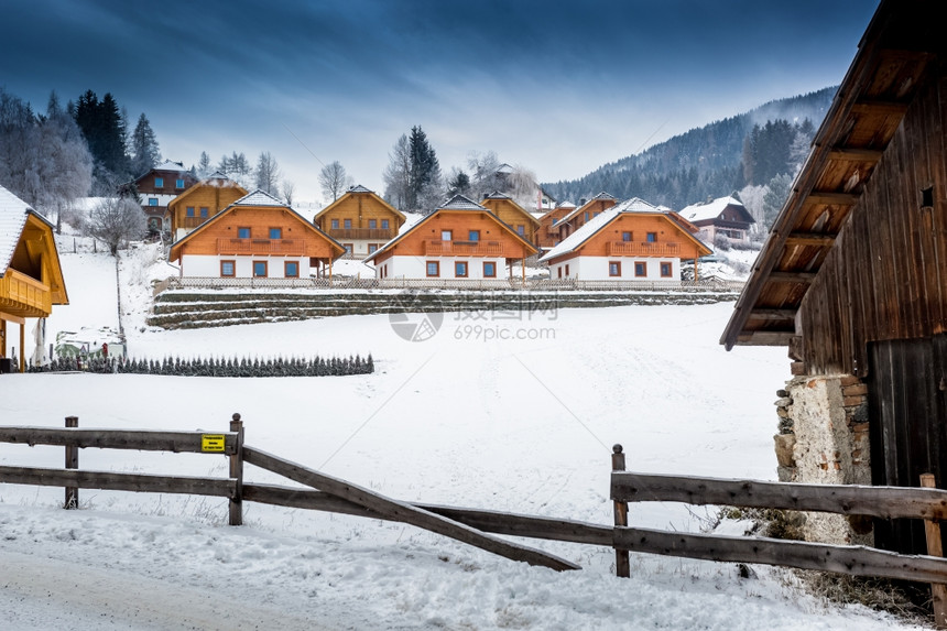 冬季阿尔卑斯山的小镇图片