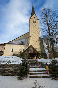 奥地利阿尔卑斯山高焊接的老石教堂图片