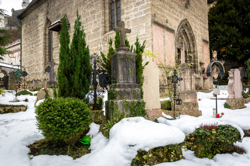 旧教堂大公雪覆盖了大图片