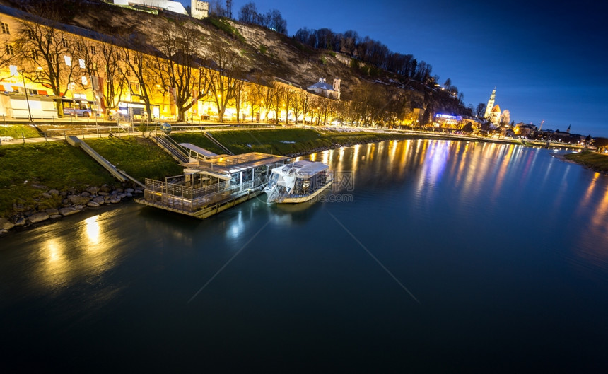 夜晚在萨尔茨堡河上停泊的游船美丽景色图片