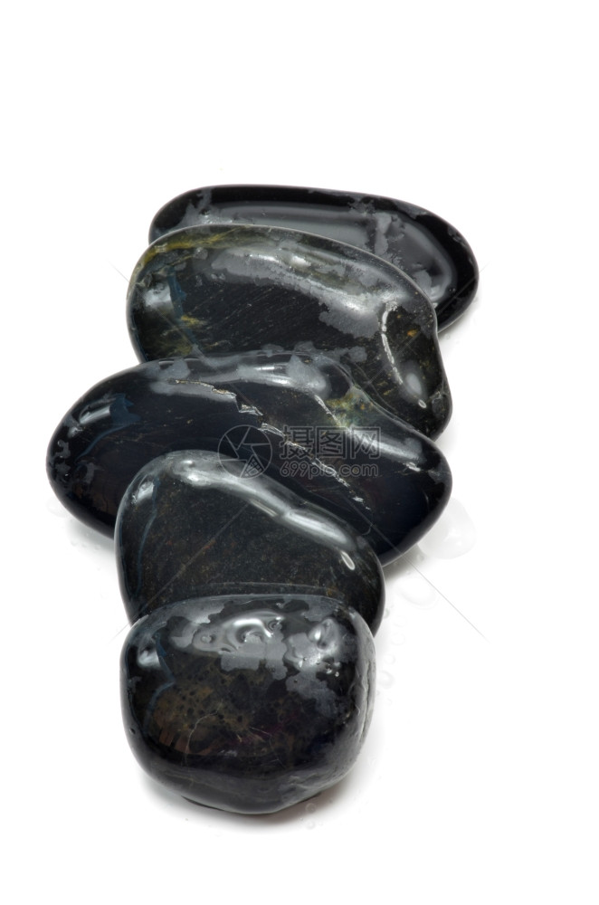 黑石头堆积着表明平衡的概念图片
