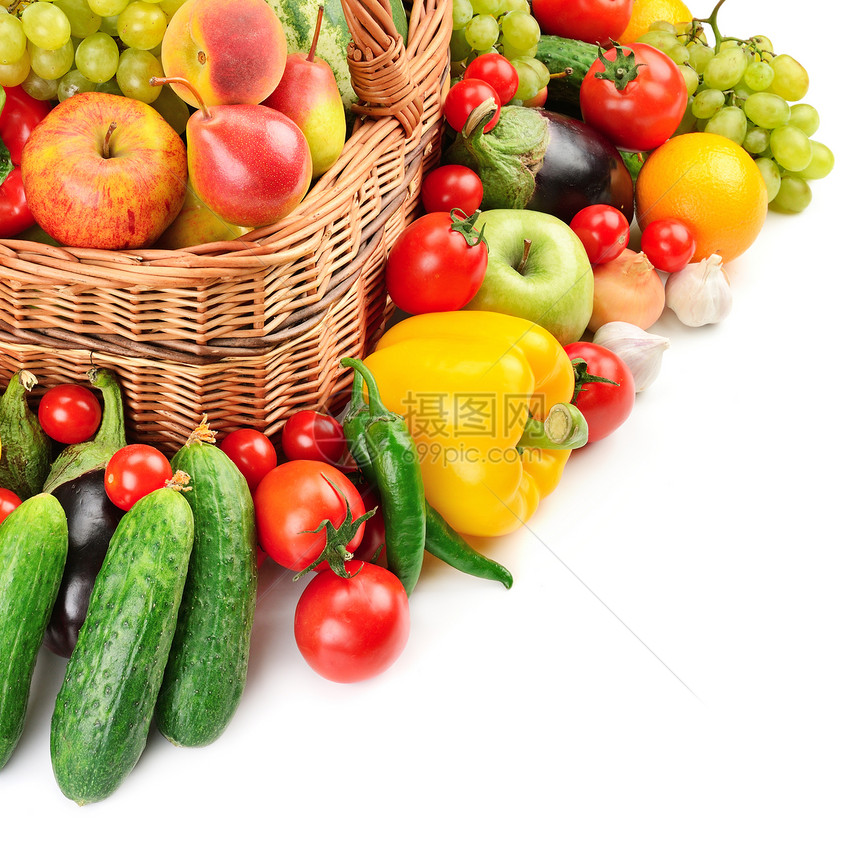 白底隔离的篮子水果和蔬菜图片