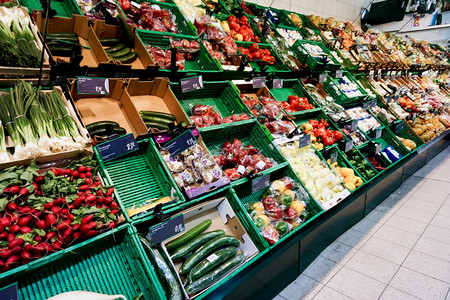 蔬菜市场在滞期上展示风味高清图片素材