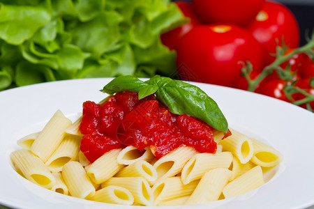 番茄和番茄酱加番茄酱和辣椒的意大利面粉背景