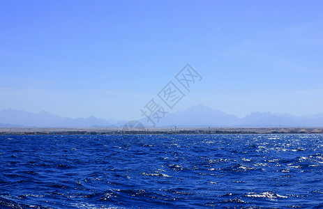 阳光照耀时的海洋蓝水背景背景图片