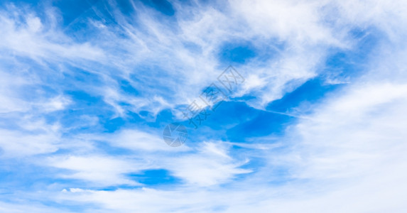 蓝色天空背景云雾微小美丽的蓝天空图片