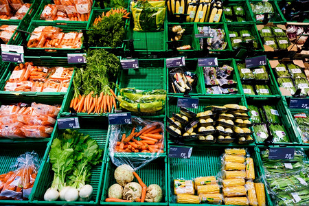 蔬菜市场在滞期上展示风味高清图片素材