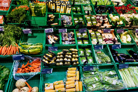 蔬菜市场在滞期上展示欧洲高清图片素材