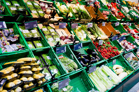 蔬菜市场在滞期上展示生姜高清图片素材